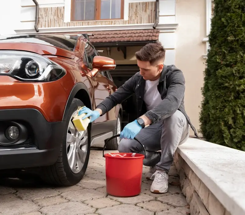 Lavage auto à domicile Ergersheim : professionnel intervenant sur un véhicule